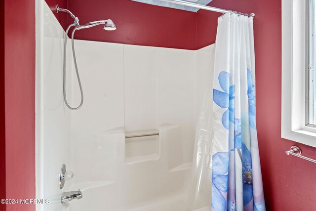 bathroom with shower / bathtub combination with curtain