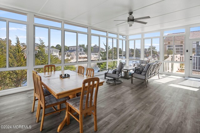 sunroom with ceiling fan