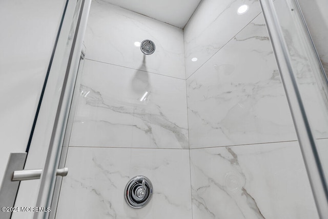 room details featuring a tile shower