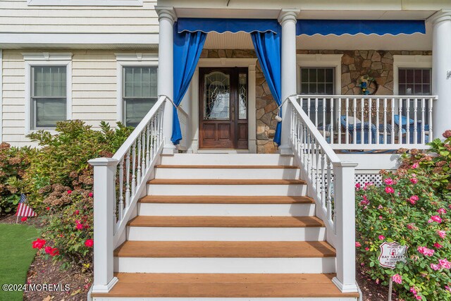 entrance to property featuring a porch