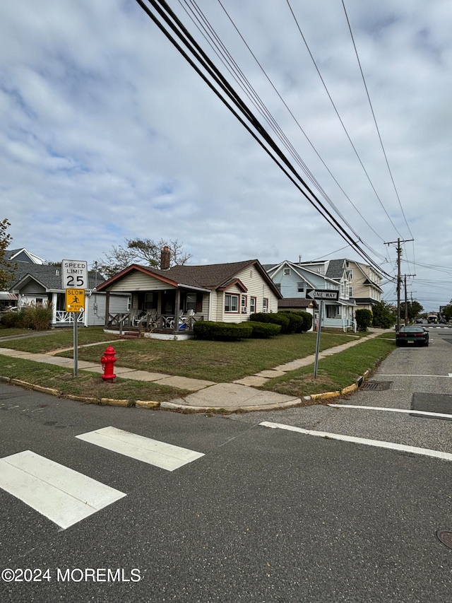 view of front of property featuring a front lawn