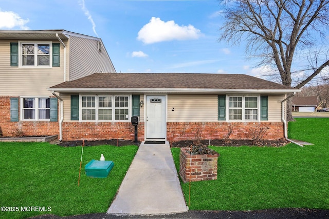 view of front facade with a front lawn