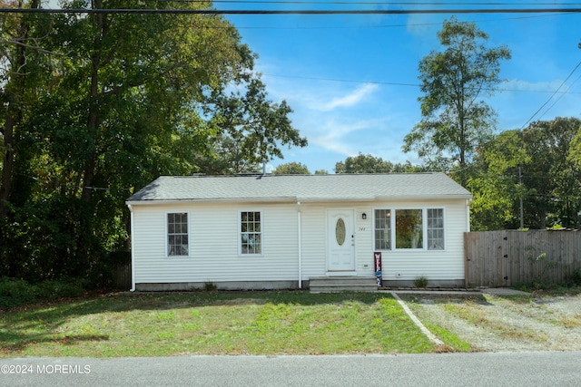 view of front facade featuring a front yard