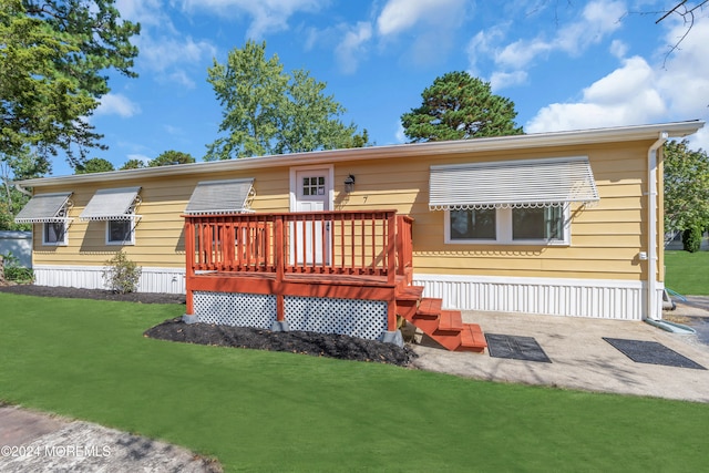 view of front facade featuring a deck and a front lawn