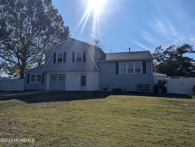 view of front of property featuring a front lawn