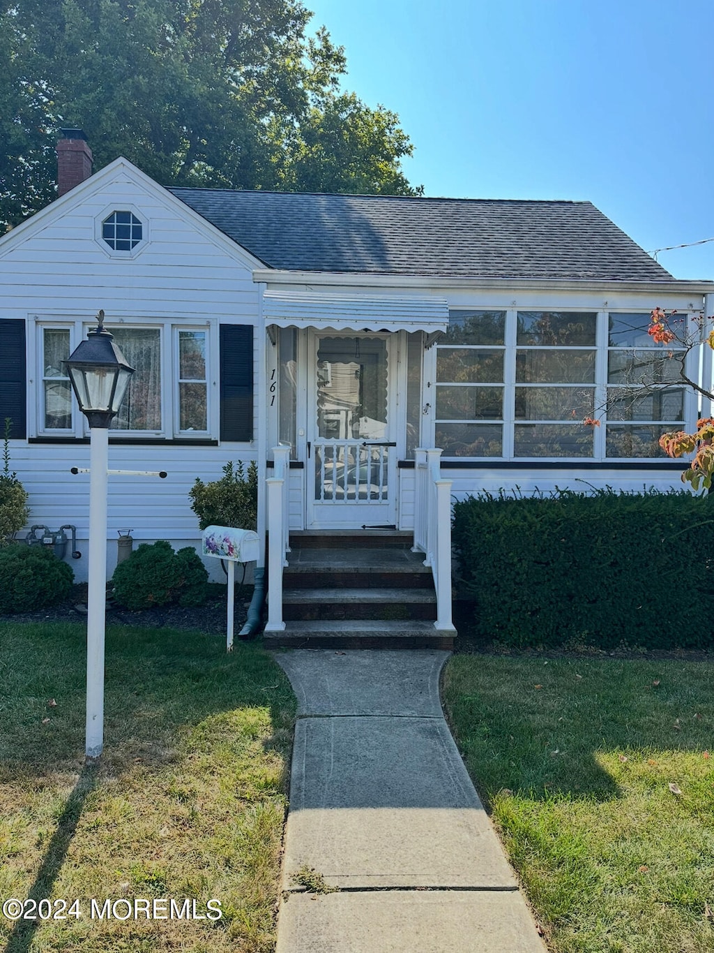 view of front of property featuring a front lawn