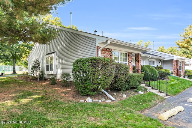 ranch-style home with a front yard