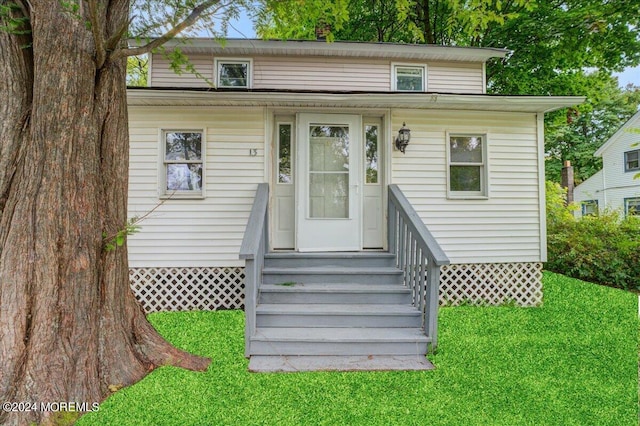 view of front of property with a front yard