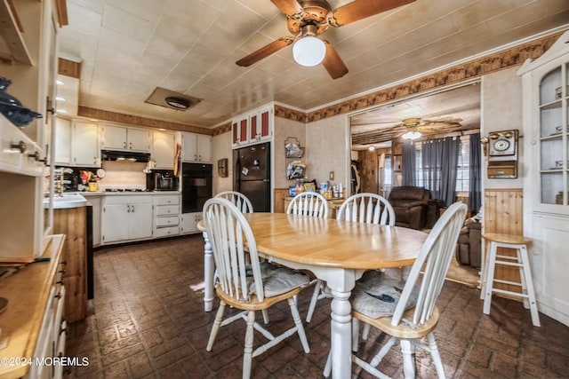 dining area with ceiling fan