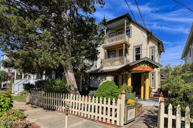 view of front of property featuring a balcony