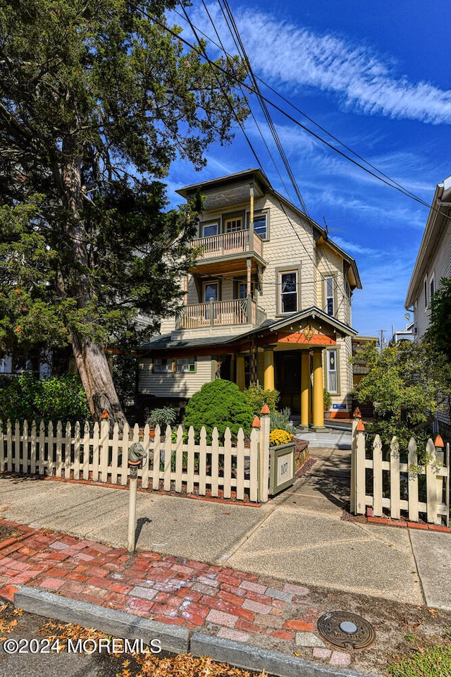 view of front of home featuring a balcony