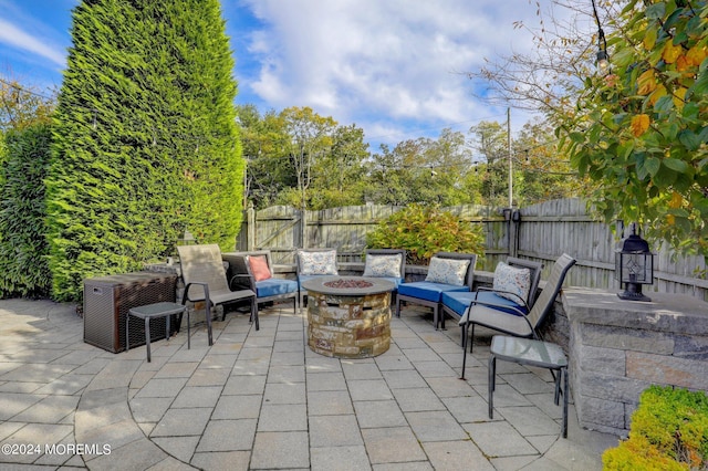 view of patio with an outdoor fire pit