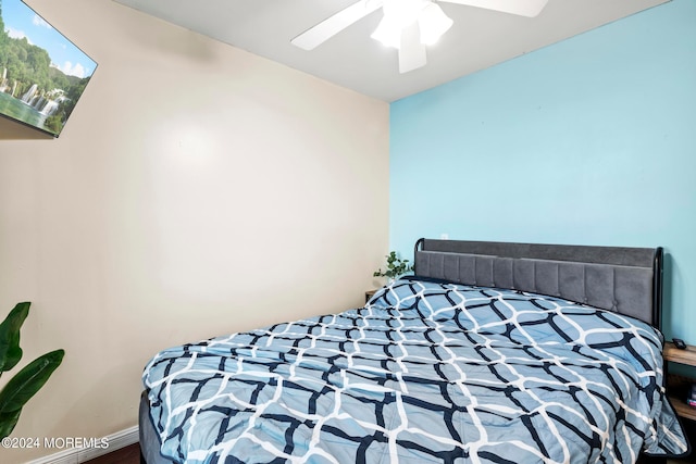 bedroom with ceiling fan