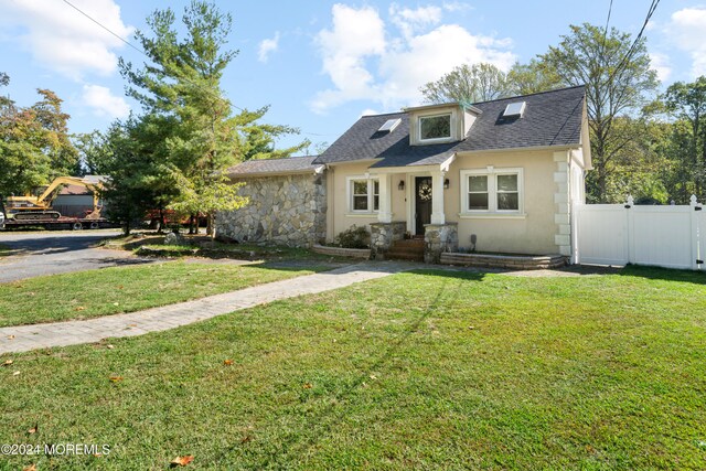 view of front facade with a front lawn