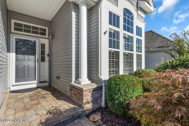 property entrance featuring a porch