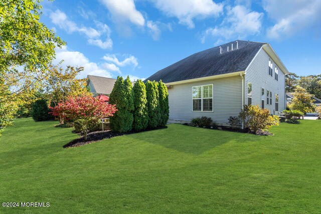 view of side of property featuring a lawn