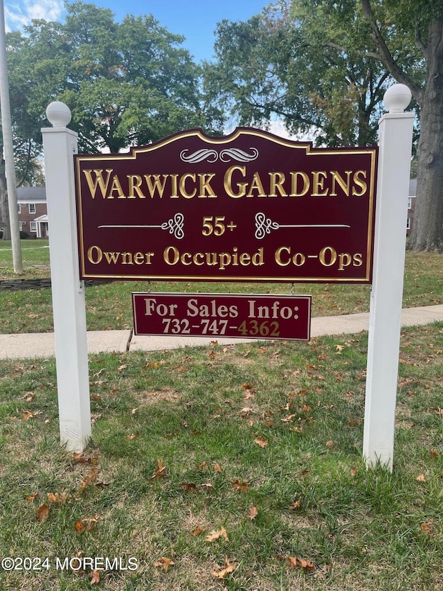 community / neighborhood sign with a yard