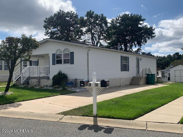 manufactured / mobile home featuring a front yard