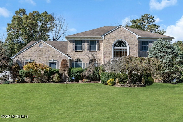 view of front facade featuring a front lawn