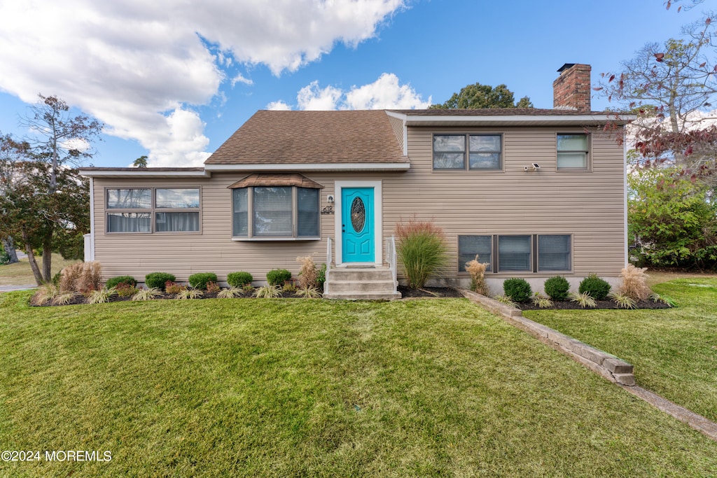 tri-level home featuring a front yard