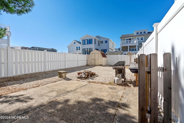 view of yard with a storage shed