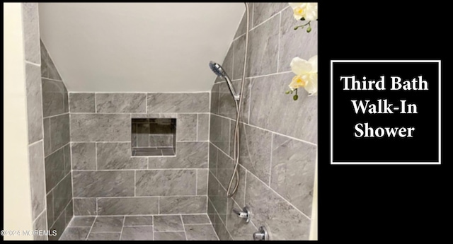 bathroom featuring tiled shower