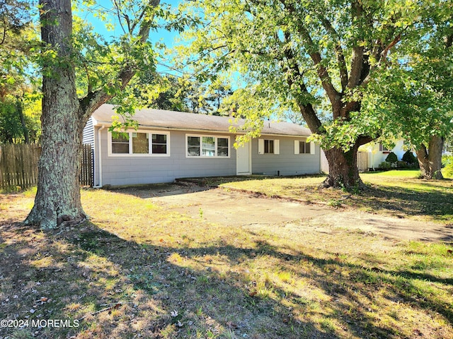 view of front of property featuring a front lawn