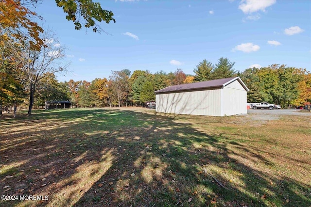 view of yard with an outbuilding