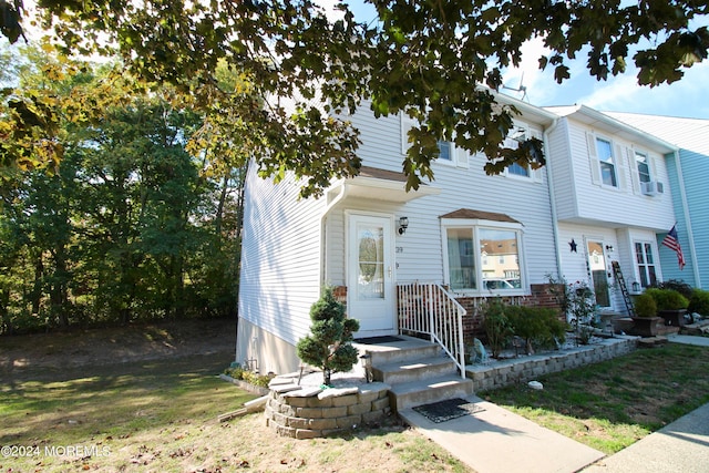 townhome / multi-family property featuring a front yard