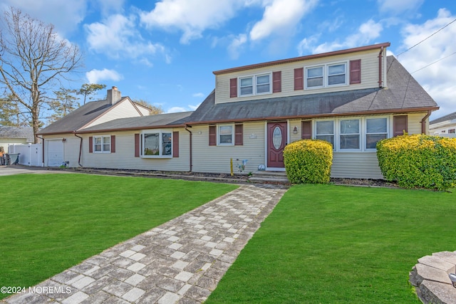 view of front of home featuring a front yard