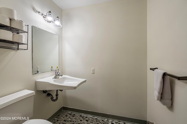 bathroom featuring toilet and sink