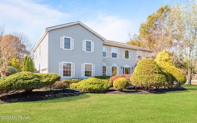 view of front of house featuring a front lawn