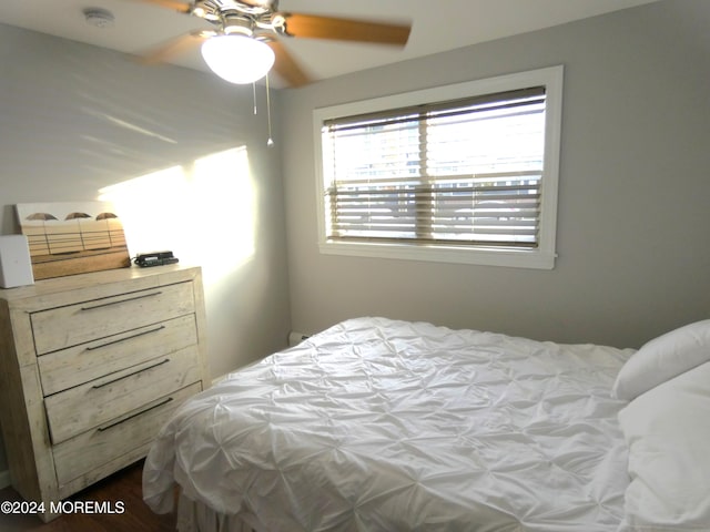 bedroom with ceiling fan