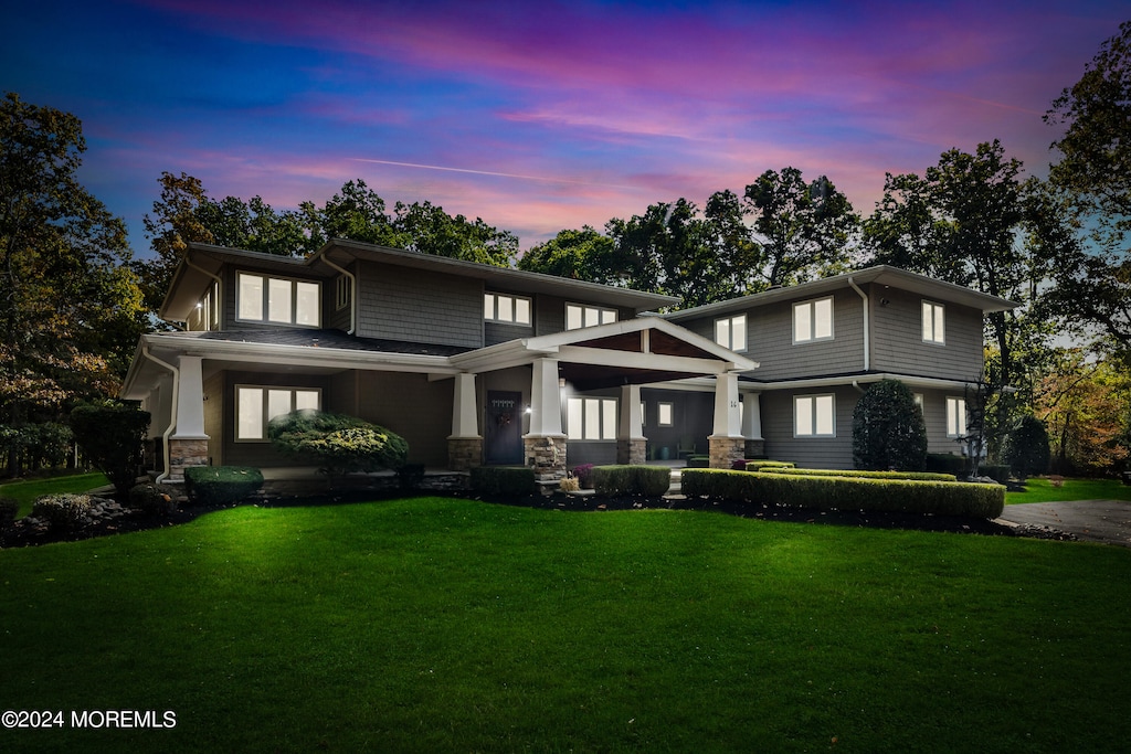 view of front of property featuring a lawn