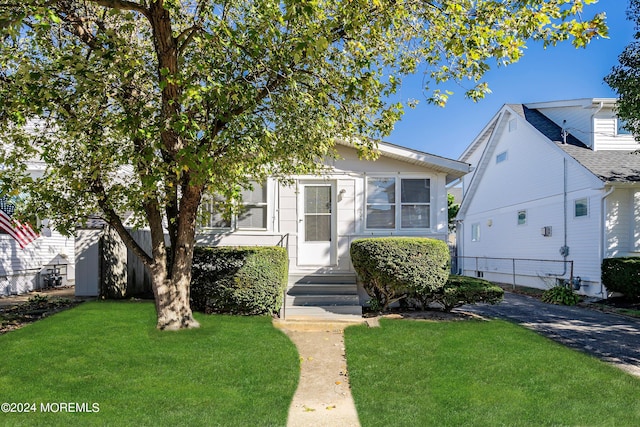 view of front facade featuring a front yard