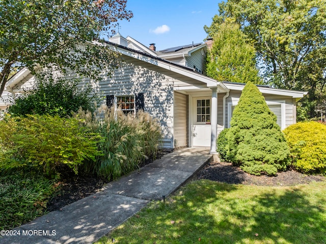 view of front of home featuring a front yard