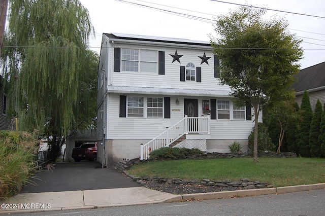 view of front of property with a front lawn