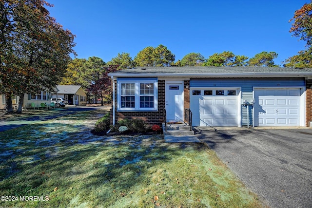 view of front of house featuring a garage and a front yard