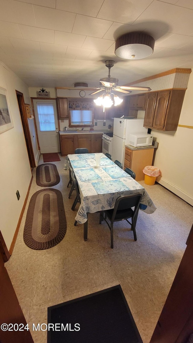 dining space with ceiling fan