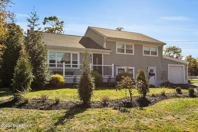 view of front of property featuring a front yard and a garage