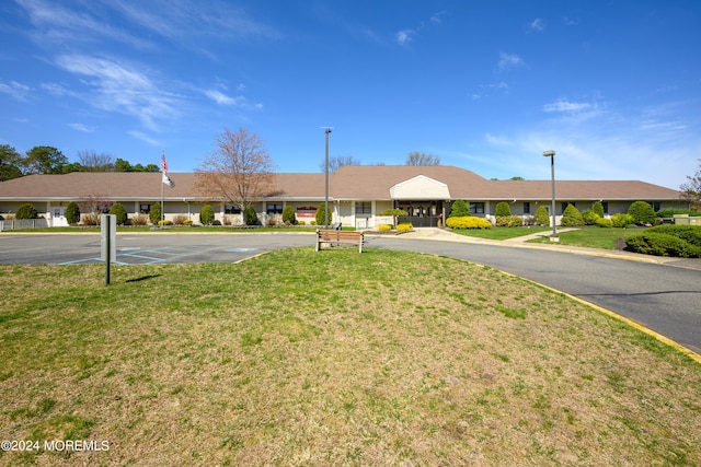 view of front of house featuring a front lawn