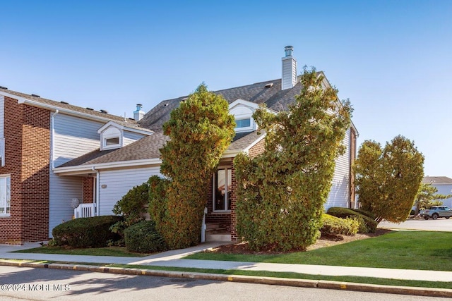 view of front of property featuring a front yard