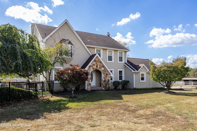 view of front of property featuring a front yard