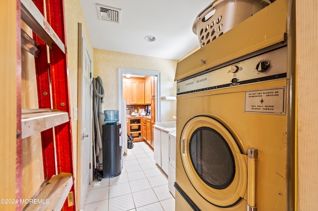 washroom with washer / clothes dryer and light tile patterned floors