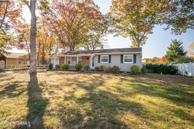 ranch-style home featuring a front lawn