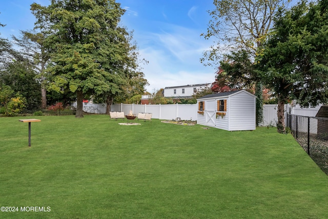 view of yard featuring a shed