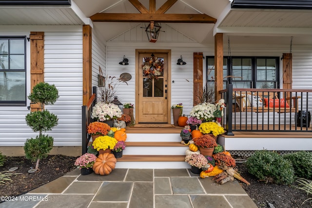 entrance to property featuring a porch