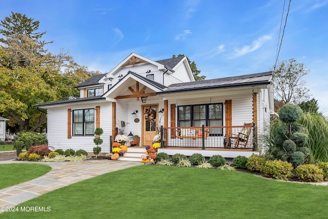 view of front of property featuring a front lawn and covered porch