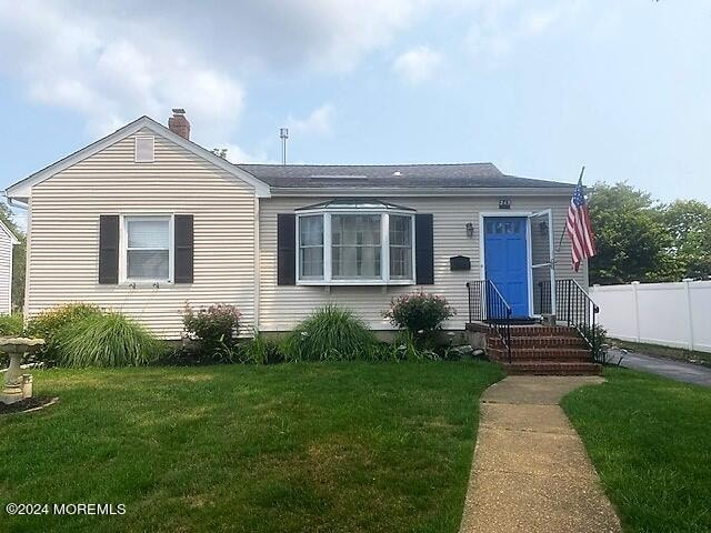 view of front facade featuring a front yard