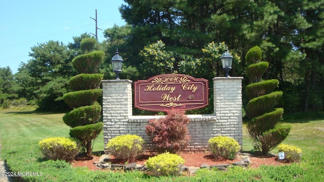 community sign featuring a yard